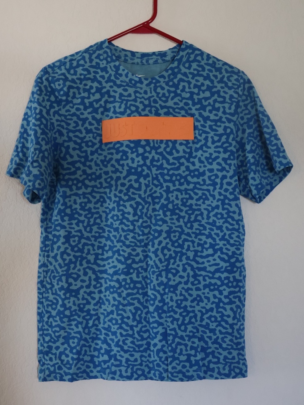 Nike mens sz M Cerulean blue leopard print orange rubber plaque logo t shirt